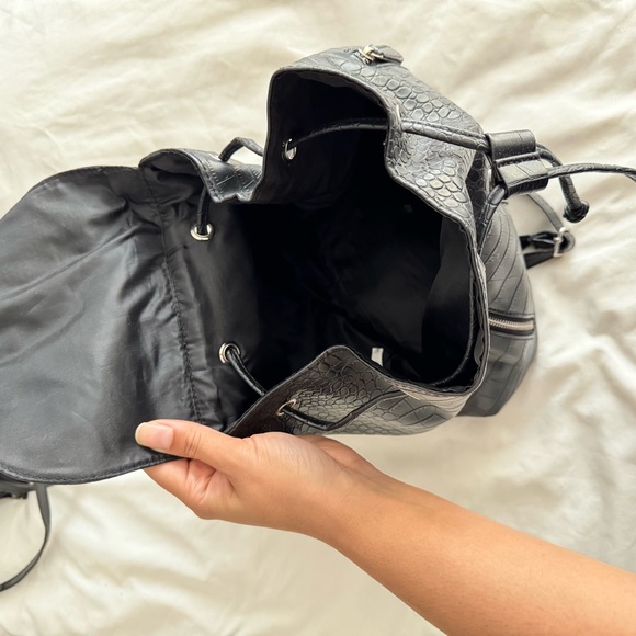 Black Crocodile Pattern Backpack - Picture 2 of 2